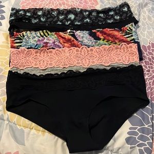Victoria’s Secret PINK Hipster- Size M 4 Pairs